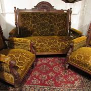Sofa mit zwei Sesseln,Nussbaum mit originalem Bezug im gutem gebrauchtem Zustand. Sofa 142 cm breit, 70 cm tief, 123 cm hoch. Sessel, 63 cm breit, 60 cm tief, 110 cm hoch. 1800 €